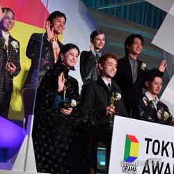 （後列左から）AI、満島真之介、嵐莉菜、奥平大兼（前列左から）松本若菜、菅田将暉、オダギリジョー （C）モデルプレス