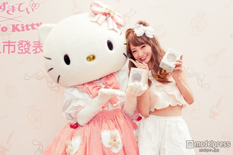Popteen」みずきてぃ、“キティヘア”で本物キティと台湾参上 中国語でしっかり挨拶 - モデルプレス