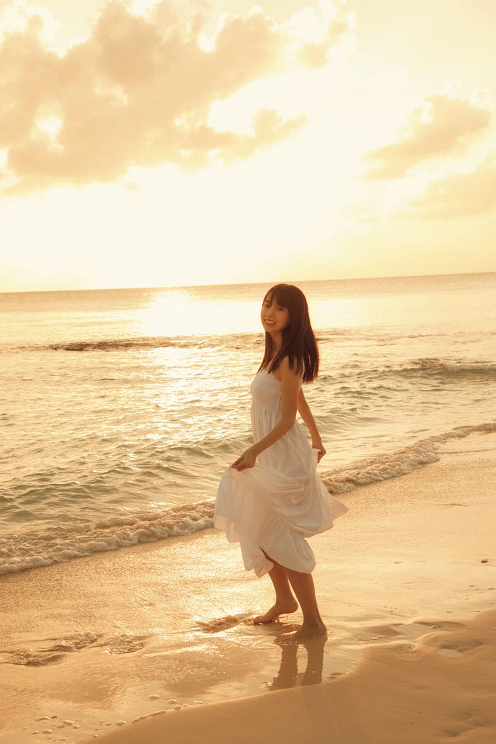 乃木坂46賀喜遥香1st写真集「まっさら」通常版裏表紙(撮影/菊地泰久)