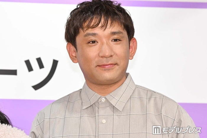 アルコ＆ピース酒井健太、家族写真公開 美人女子アナ妻・長女・次女の姿に「素敵」「微笑ましい」の声