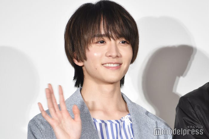 高橋恭平に謝罪した板垣李光人(C)モデルプレス