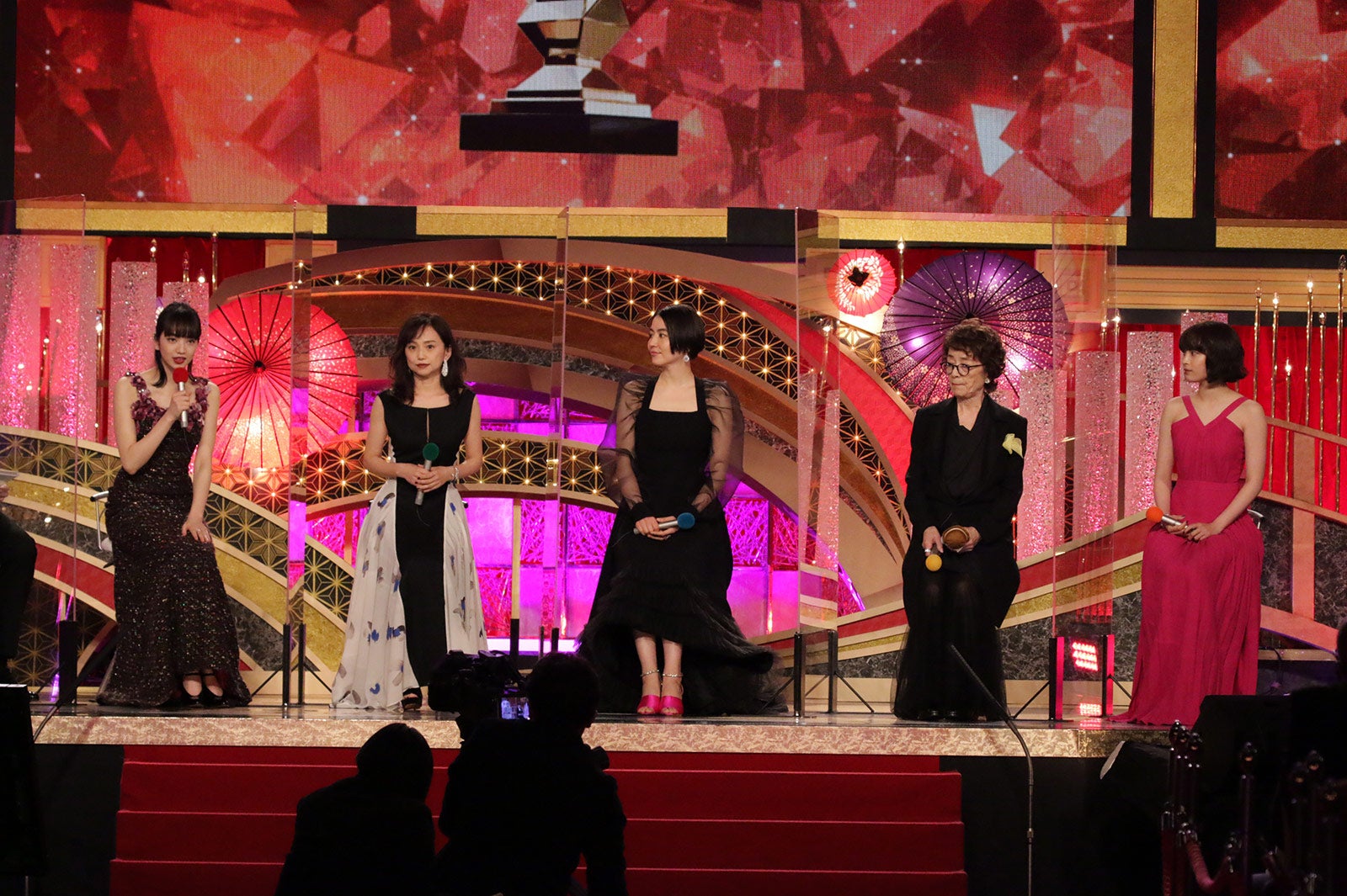 小松菜奈、永作博美、長澤まさみ、倍賞千恵子、広瀬すず（C）日本アカデミー賞協会