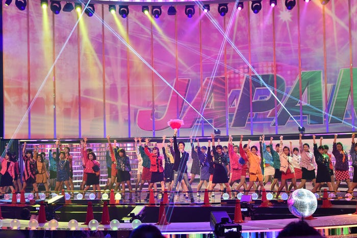 郷ひろみと大阪府立登美丘高校ダンス部(C)モデルプレス