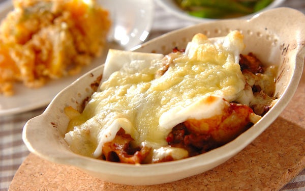 トッピングで絶妙な味の変化も楽しめる！　グラタン風の「もちチーズ焼き」