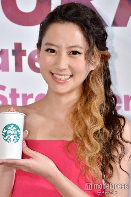 河北麻友子、意中の存在を告白　SEXYワンピで美脚披露