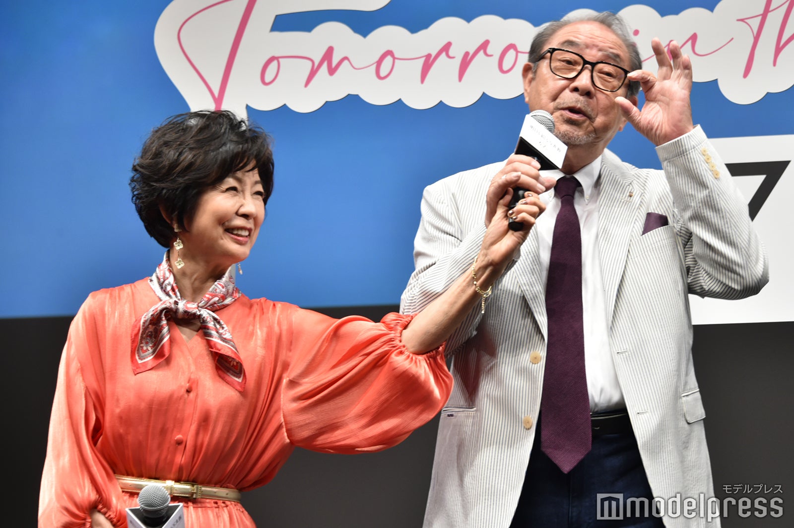 夫婦役共演多数の市毛良枝からマイクフォローしてもらう平泉成（C）モデルプレス