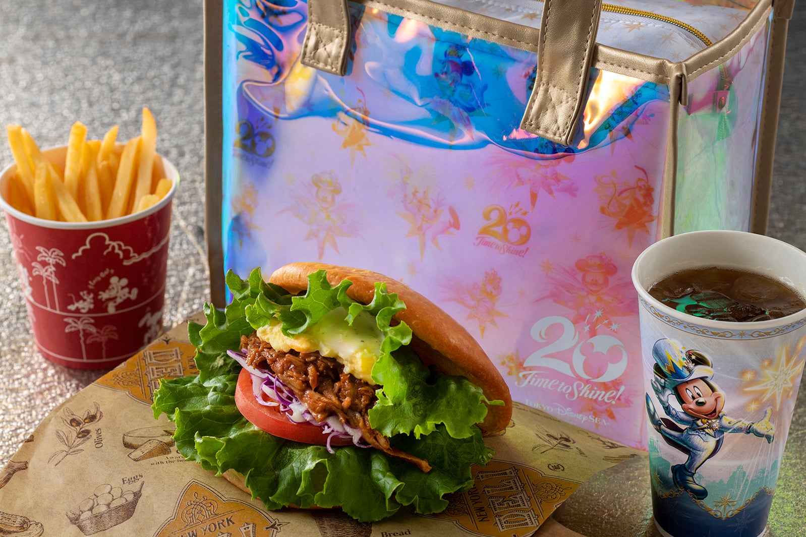 スペシャルセット、スーベニアランチケース付き2,760円（C）Disney