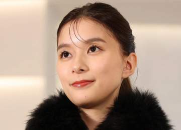 「カメラ目線の破壊力」「すごい透明感」芳根京子 公園満喫プライベートショットに反響続々