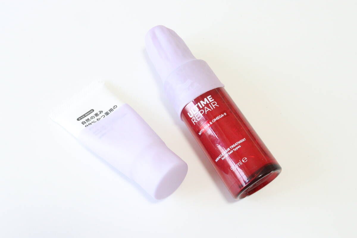 セリアの持ち運び用シリコンカバー　2個入りをボトルやチューブに被せる