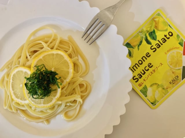 カルディ：塩レモンパスタソースを使ったパスタとソースのパウチ