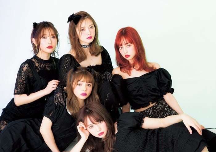 前列:黒瀧まりあ/中列左より:吉木千沙都、中村里砂/後列左より:菅野結以、白石麻衣(写真提供:徳間書店)