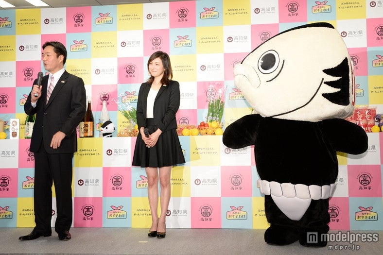 （左から）高知県知事の尾崎正直、広末涼子、ご当地キャラ・カツオ人間