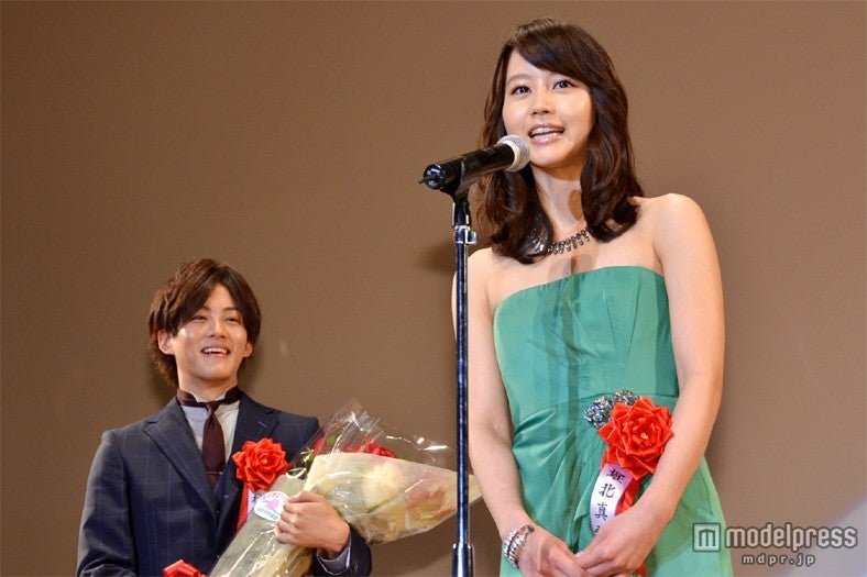 左から：松坂桃李、堀北真希