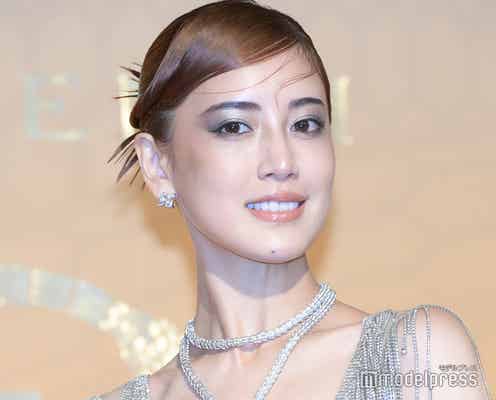 藤井夏恋、ノースリーブドレス姿でほっそり二の腕披露 囲み目メイクで妖艶な雰囲気<ブルガリ セルペンティ展示会>