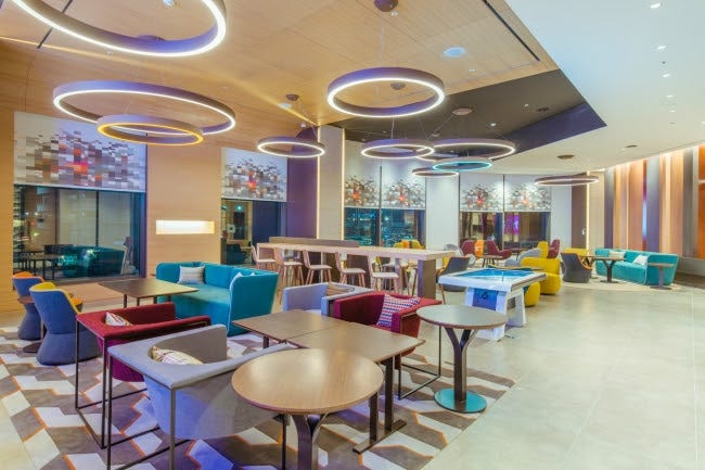 地下鉄4駅対応の新ホテル「アロフト・ソウル明洞」が便利すぎ カラフルなラウンジでバータイムも