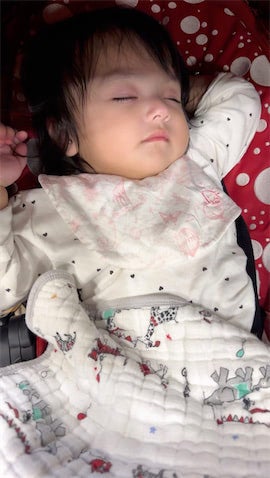 アレクサンダー、次女・グーちゃんの"天使の寝顔"に親バカ全開「きみも美人ちゃんね」