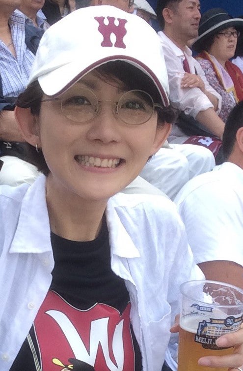 野球の早慶戦で神宮に。早稲田キャップとＴシャツは自前です。手にはもちろんビール（提供写真）