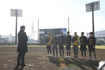 昨季リーグVの阪神が本格始動 新人合同自主トレ初日視察の藤川監督が7選手に訓示 「まずは素直にやること。キャンプまで故障しない」