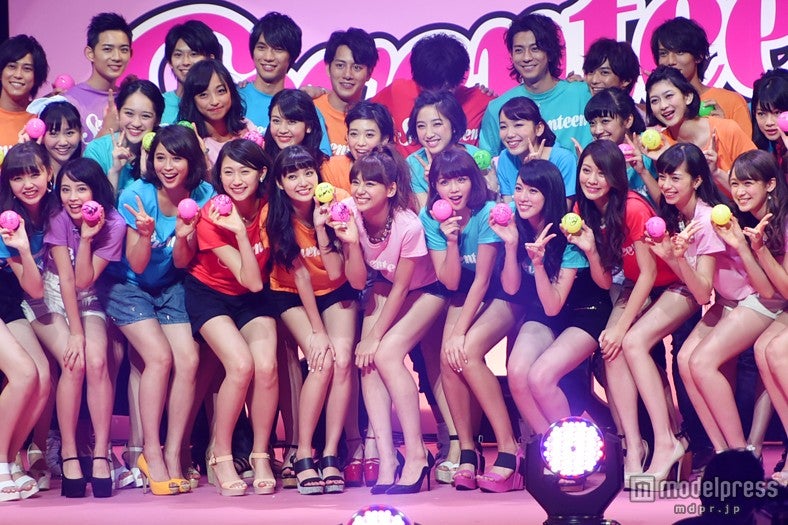 美脚披露の集合ショット