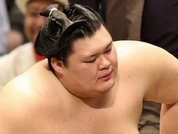 大の里がまさか 初日からの2連敗に呆然 藤ノ川の突き落としで土俵下へ転落 1月の結びからトータル6連敗