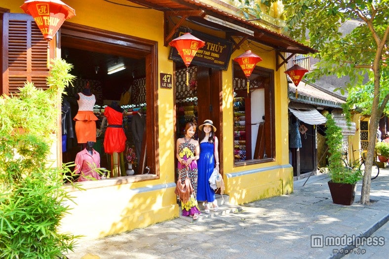 多くの建物がそのままの状態で観光客向けのショップに／ホイアン旧市街