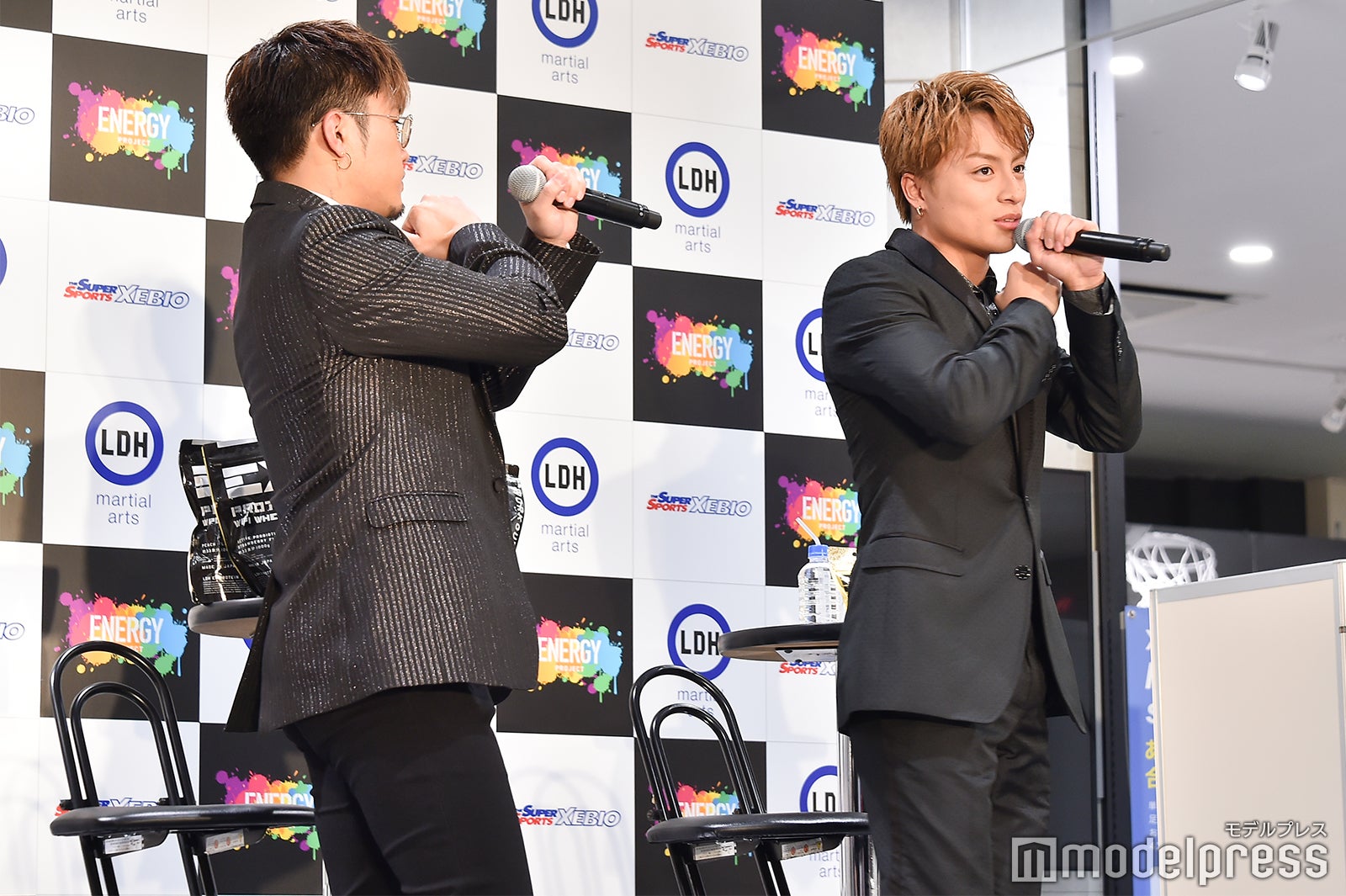 振り付けをレクチャーする数原龍友、白濱亜嵐 （C）モデルプレス