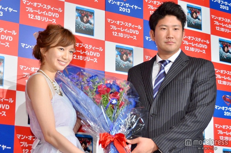 【左から】芹那、読売巨人の菅野智之選手