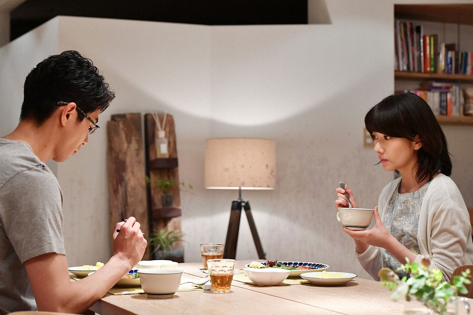 東出昌大、波瑠／「あなたのことはそれほど」第7話より（画像提供：TBS）