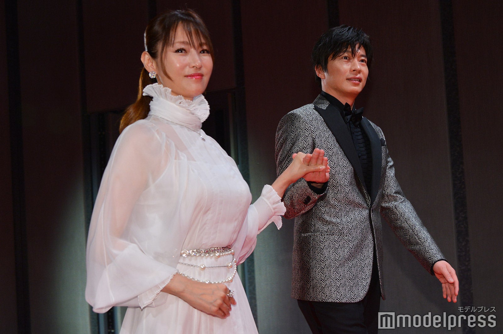 深田恭子をエスコートする田中圭（C）モデルプレス