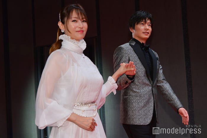 深田恭子をエスコートする田中圭(C)モデルプレス