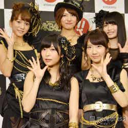 (左上から時計回り)高城亜樹、宮澤佐江、横山由依、柏木由紀、指原莉乃