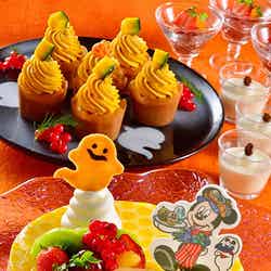 ブッフェのデザート（イメージ）、洋梨とマロンのムース（手前）やカップケーキ（奥左）などイベント感たっぷりなデザート（C）Disney