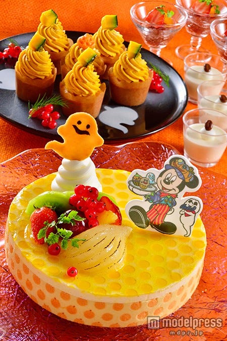 ブッフェのデザート(イメージ)、洋梨とマロンのムース(手前)やカップケーキ(奥左)などイベント感たっぷりなデザート(C)Disney