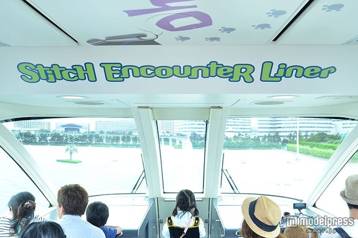 先頭車両に記された「スティッチ・エンカウンター・ライナー」のロゴ