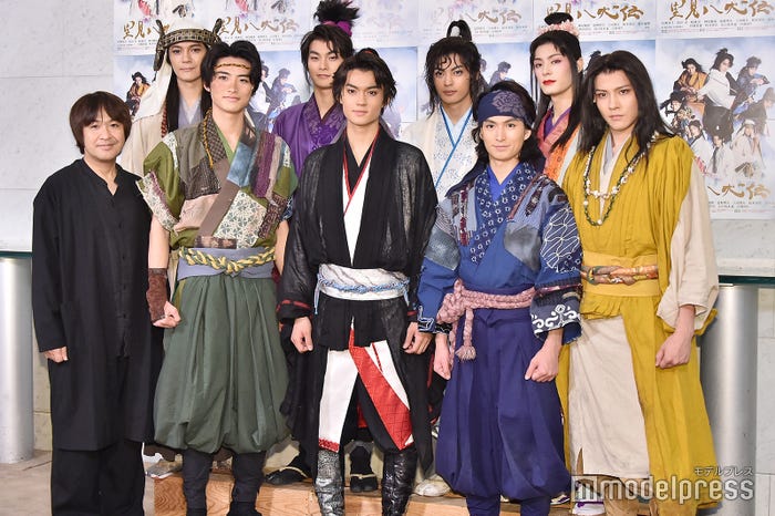 (下段左から)深作健太監督、岐洲匠、佐野勇斗、松田凌、財木琢磨(上段左から)、上田堪大、結木滉星、神尾楓珠、塩野瑛久 (C)モデルプレス