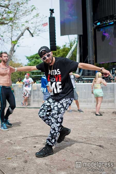 大胆な花柄のボトムスもスタイリッシュ