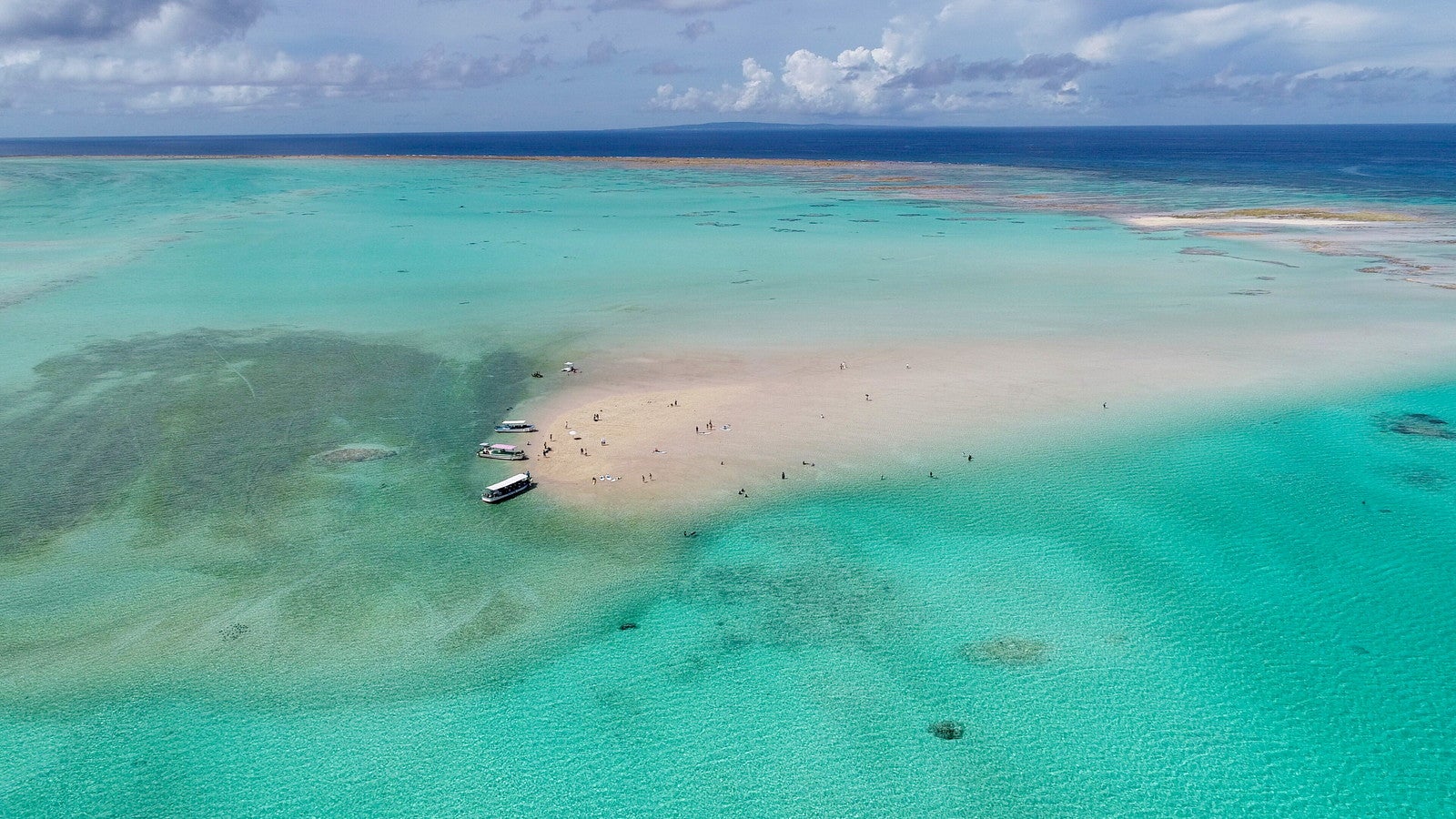 百合ヶ浜／提供：一般社団法人ヨロン島観光協会