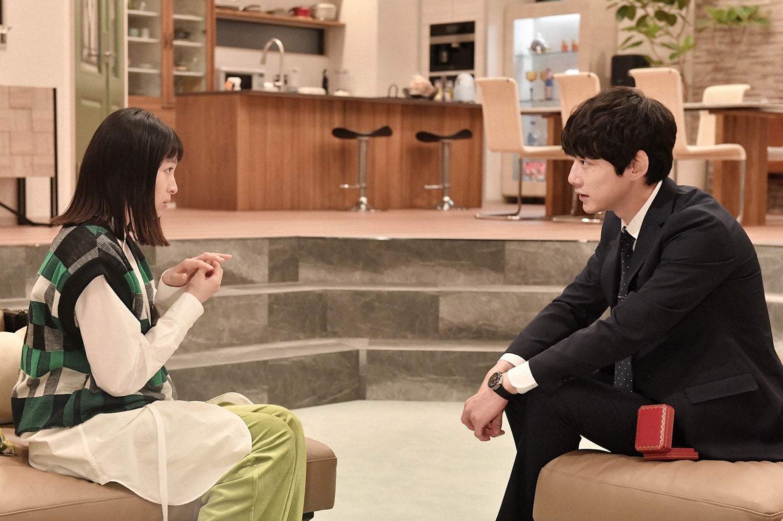 清野菜名、坂口健太郎／「婚姻届に判を捺しただけですが」第4話より（C）TBS