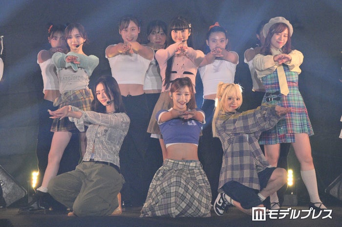 Girls2、地元高校ダンス部と熱いコラボ 鶴屋美咲は福岡に凱旋「ただいま」【TGC北九州2024】