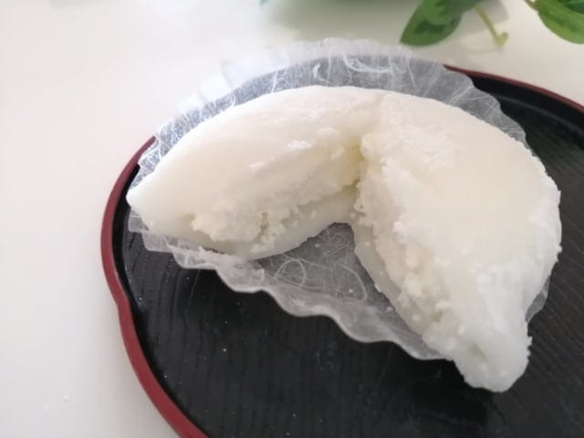 《セブンイレブン》レアチーズ大福カットしたところ