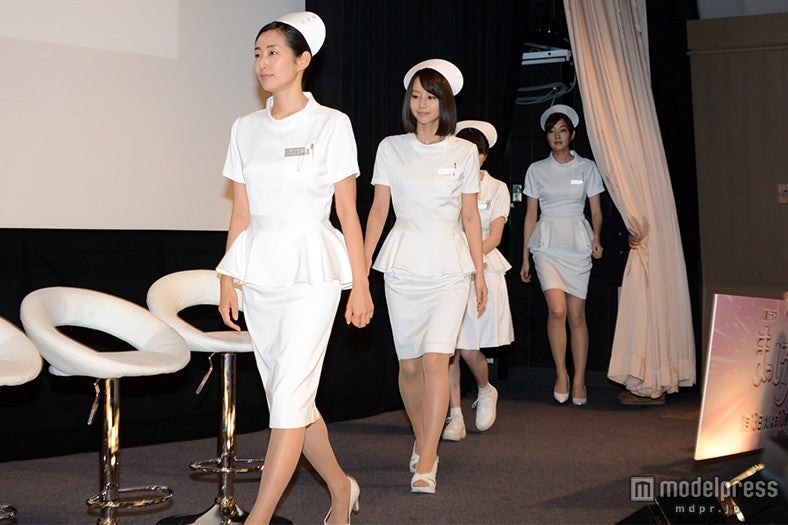 ナース服を着こなし登場した女性キャスト