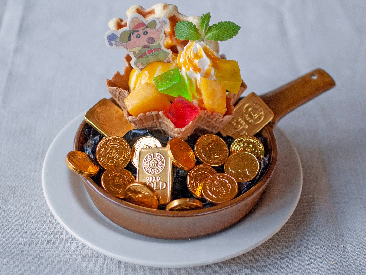 お宝おてんこもりもり！キラキラワッフルサンデー1,350円（税込）（C）臼井儀人／双葉社・シンエイ・テレビ朝日・ADK 2019