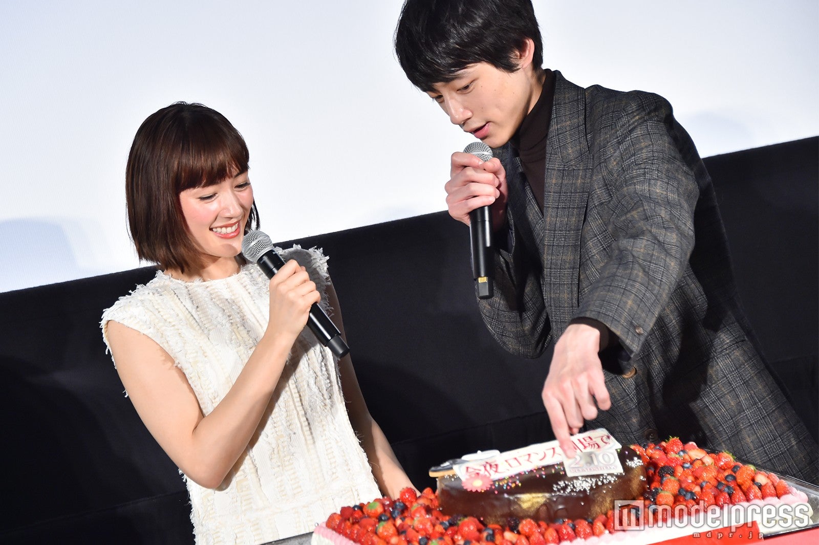 綾瀬はるか、坂口健太郎 （C）モデルプレス