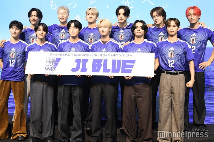 (左から時計回り)池崎理人、金城碧海、田島将吾、佐藤景瑚、佐野雄大、與那城奨、後藤威尊、西洸人、白岩瑠姫、河野純喜、高塚大夢、川西拓実(C)モデルプレス