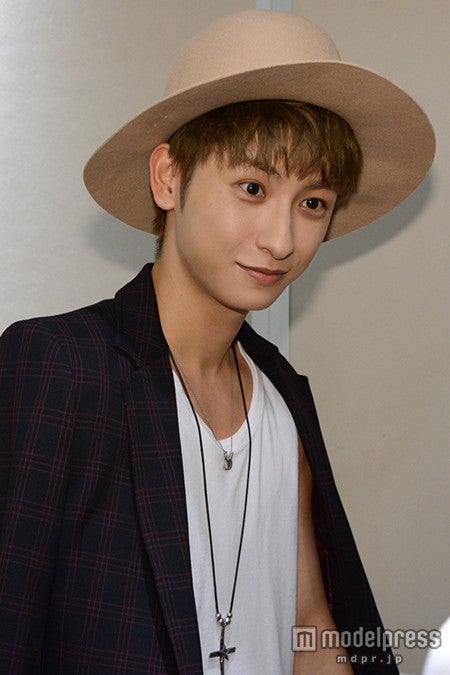 ファンと握手をする與真司郎