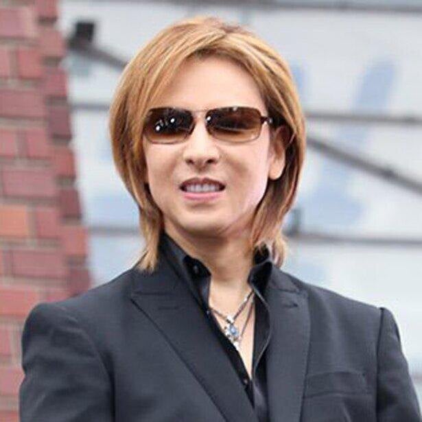 YOSHIKI、サングラスなし＆すっぴんの“上裸”SHOTを公開 手術から4年が経過したことを報告 モデルプレス