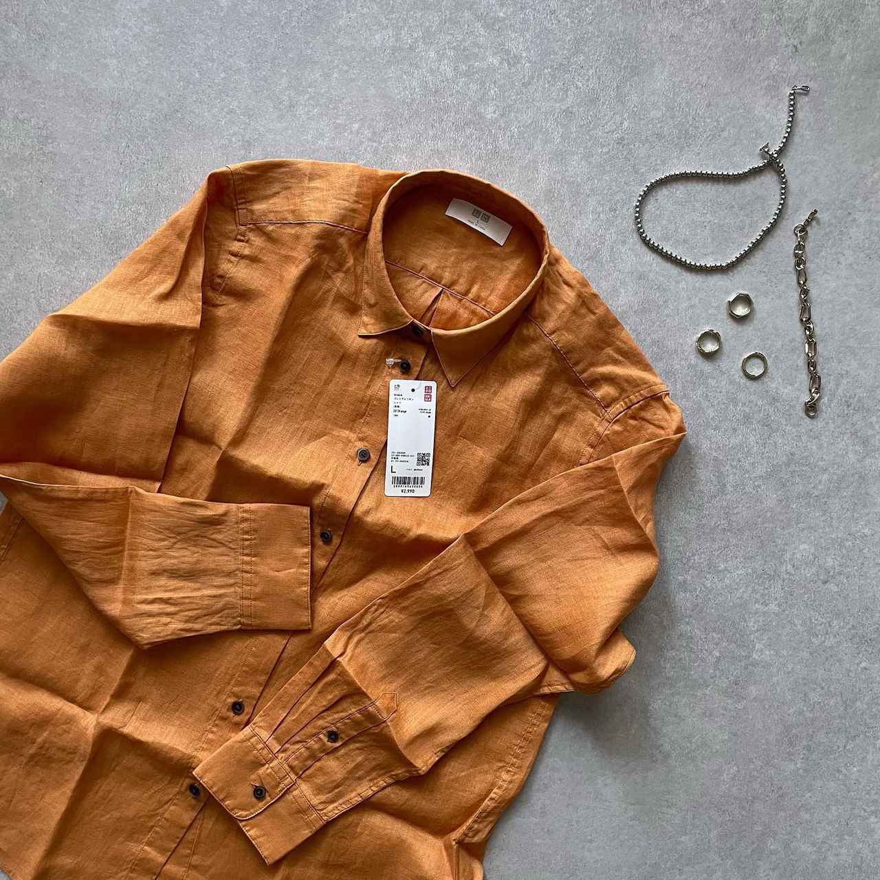 ユニクロの「くすみオレンジシャツ」が人気 おしゃれさんのコーデ3選 - モデルプレス
