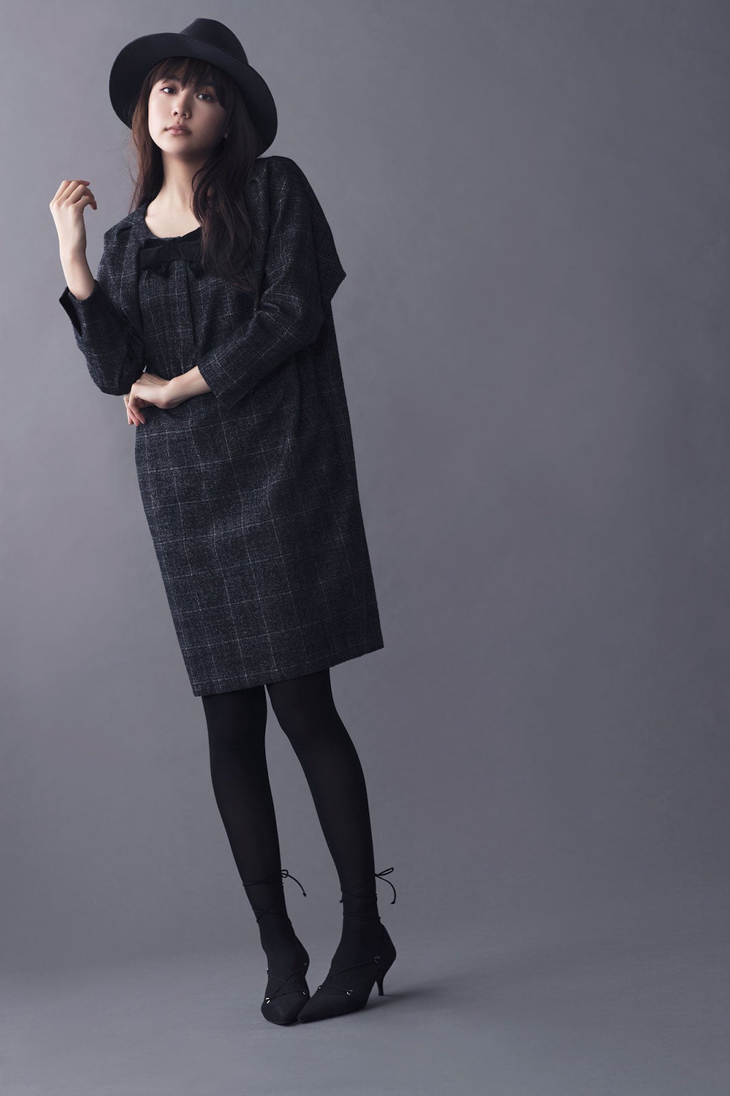 ブークレチェックリボンワンピース￥10,500（税抜）／セットプルミエ バイ ケンゾータカダ ハット、タイツ、シューズ／私物（C）TOPLOG