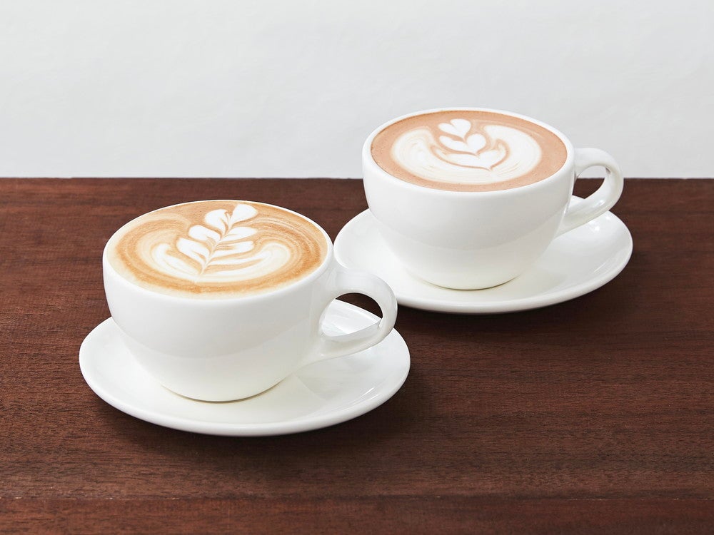 左から：シングルオリジンカカオモカ（HOT/ICE）、シングルオリジンカカオホットチョコレート（HOT/ICE756円（持ち帰りの場合）／770円（店内利用の場合）／画像提供：Blue Bottle Coffee Japan