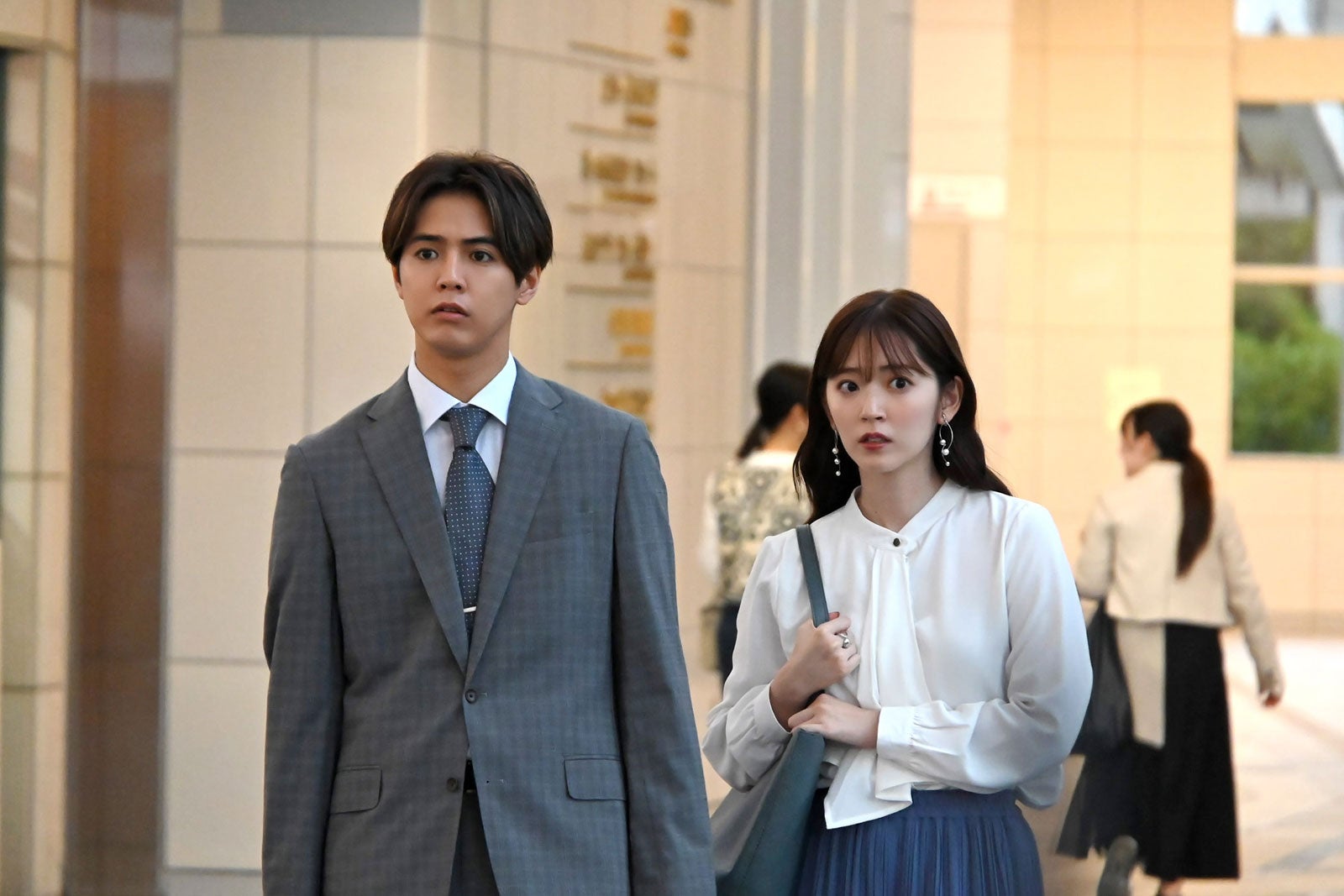 片寄涼太、鈴木愛理「推しが上司になりまして」第2話（C）「推しが上司になりまして」製作委員会